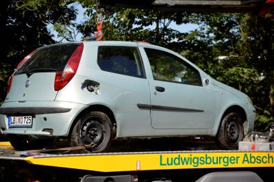 PKW landet im Wasser beim Freibad Ludwigsburg